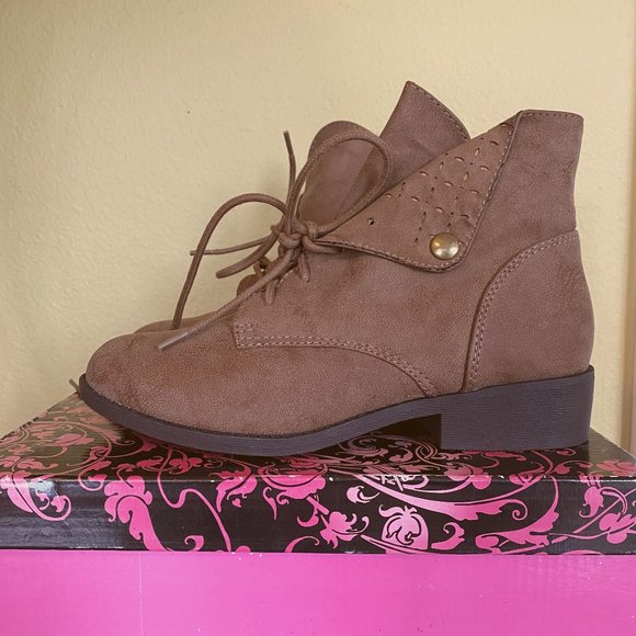Womens "Qupid" Flat Heel Suede Desert Boots - New in Box - Size 6.5 - Picture 1 of 4
